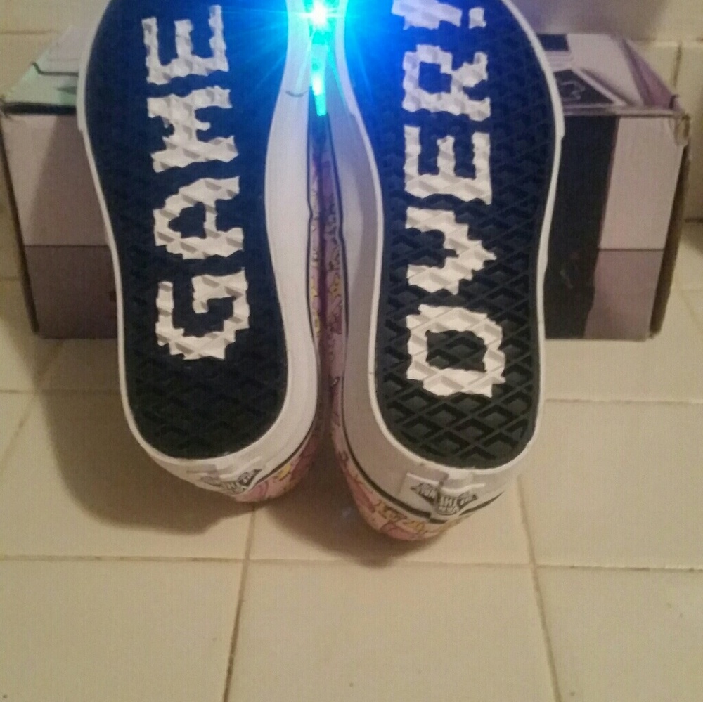 BRAND NEW NEVER WORN  MARIO PRINCESS PEACH SHOES